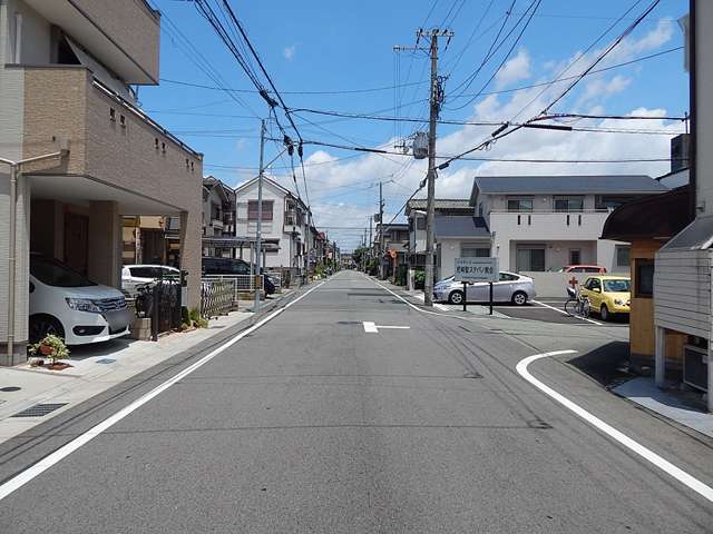 地勢は平坦。区画が整っており、道幅は広めです。