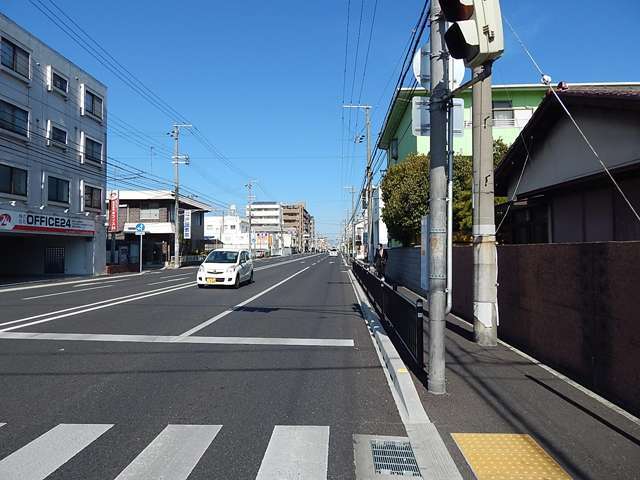 町の中心を県道142号線が走り、町の南側を山幹通っており、車の移動に便利です。