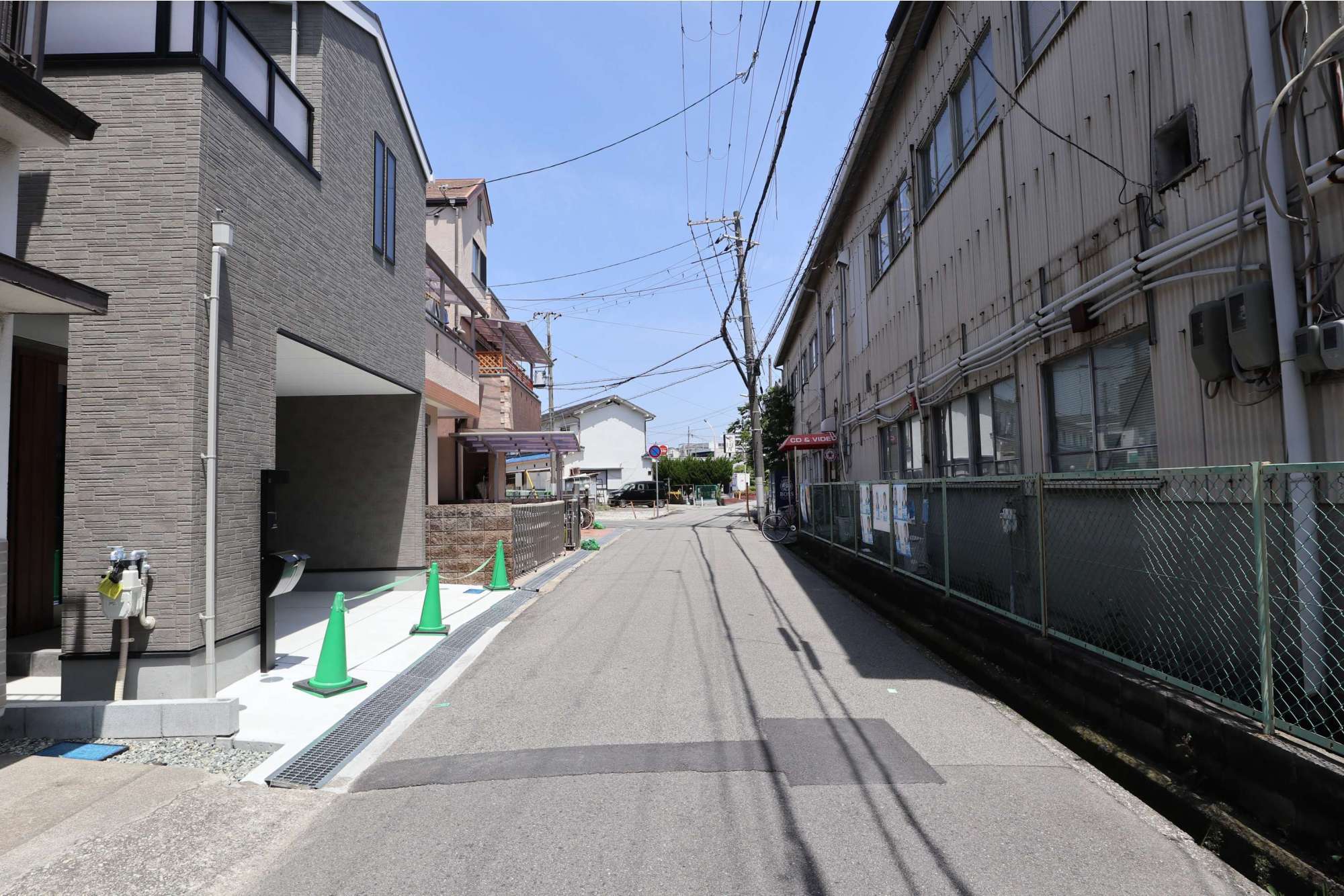 一戸建てやマンション、アパートなどが混在しています。