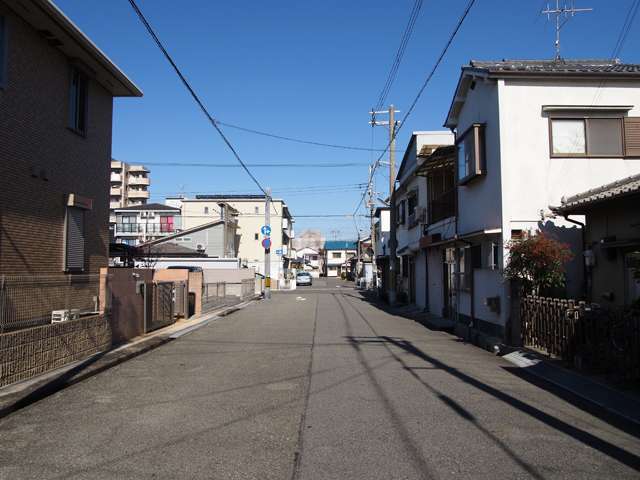 道幅が広く、区画の整った街並み。