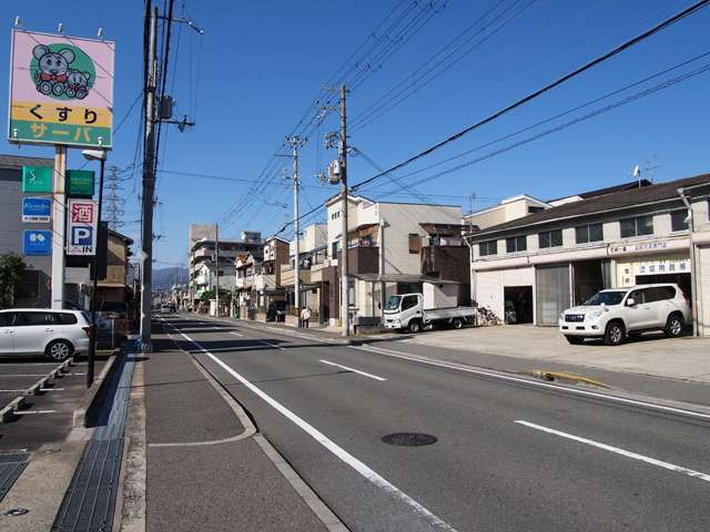 町の南側道路。店舗や工場なども立ち並んでいます。