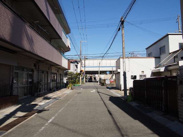 町中には名神高速道路が走っています。