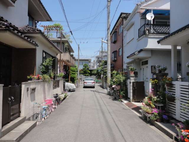 地勢は平坦。道幅が狭いところが多いですが、すっきりした印象の街並みです。