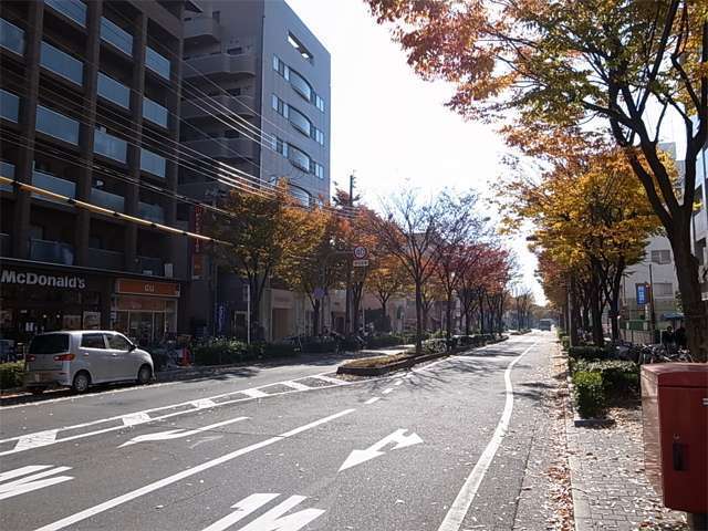 阪急「武庫之荘」駅南側の広場と山幹通りを結ぶ通り。沿道には各種店舗が立ち並び、にぎわいがあります。