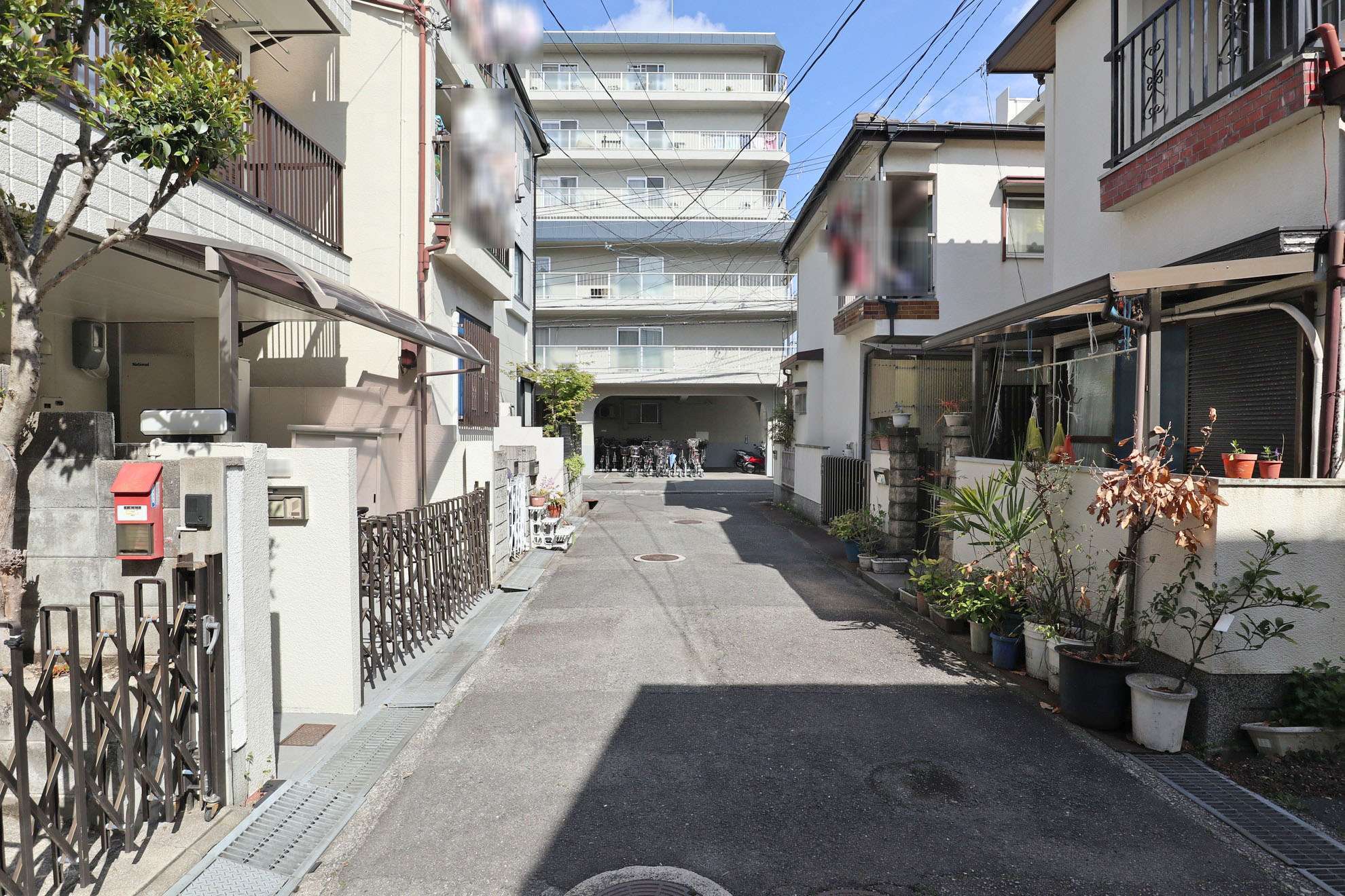 一戸建てやマンションなどが混在しています。