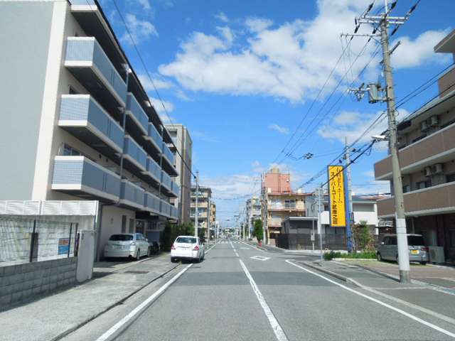 一戸建てやマンションの他に、事務所や店舗などが混在しています。