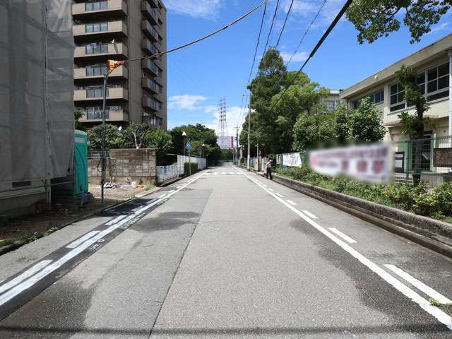 教育施設や買物施設、公園などが近隣に充実しており、暮らしやすい立地。