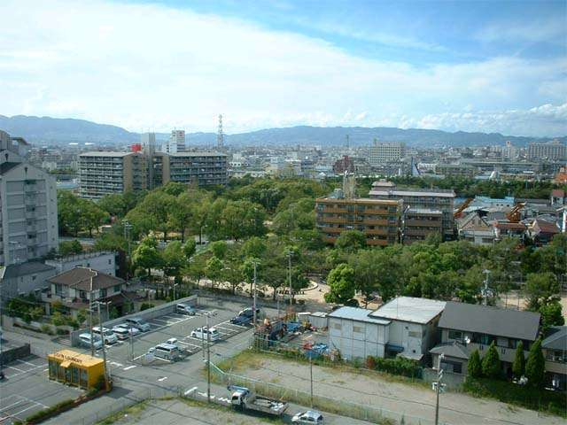 『名神町』遠景。インターチェンジに近く、アクセス良好。『尾浜公園』などの緑豊かな公園が点在しています。