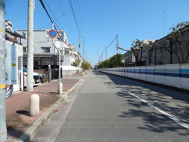 道幅が広く、車での移動もスムーズです。