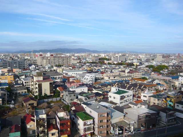 一戸建てとマンションが混在する住宅地。
