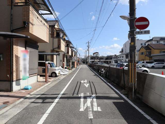 道幅はやや狭いながら、町中を庄下川が流れ、緑豊かな公園が近くに点在しており、身近に自然を感じられます。