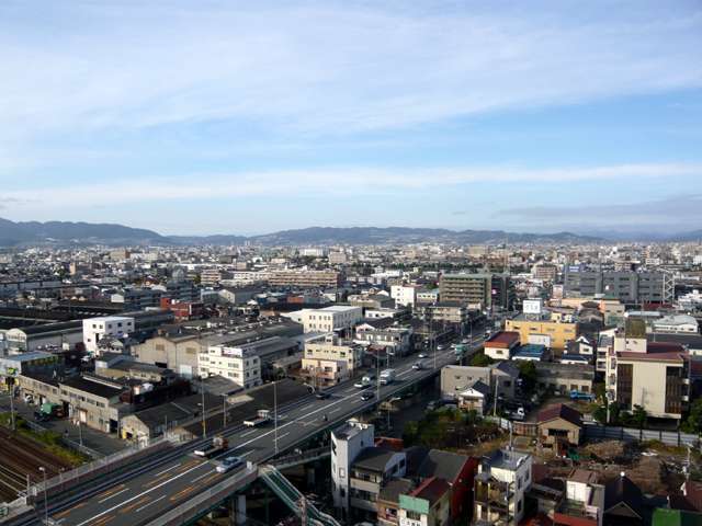 『尾浜町』遠景。一戸建てやマンション、町工場が点在しています。