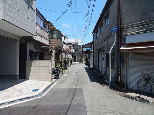 一部道幅が狭くなっている場所もありますが、概ね区画の整った街並み。