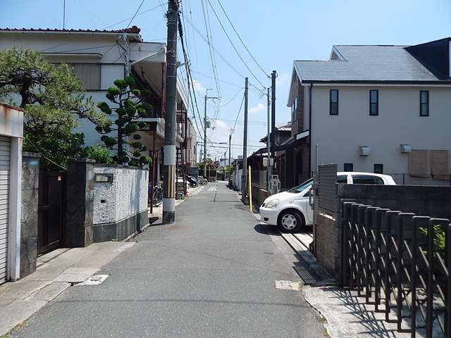 入り組んだ印象の街並みで、戸建てやアパートなどが混在しています。