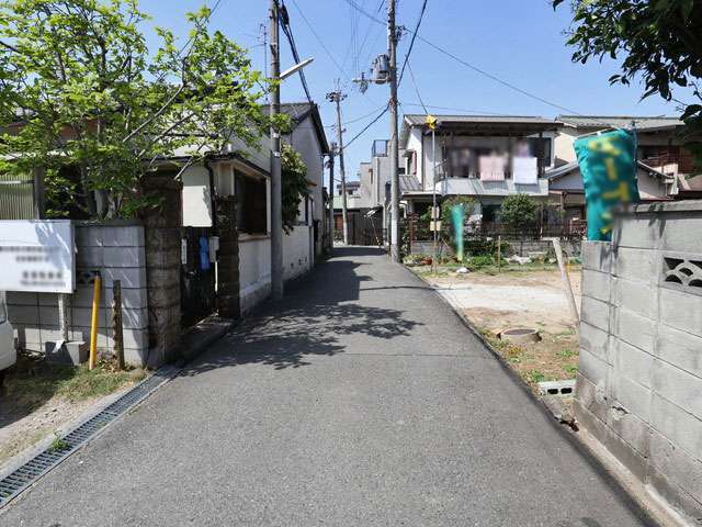 地勢は平坦、道幅は狭く入り組んだ街並みです。
