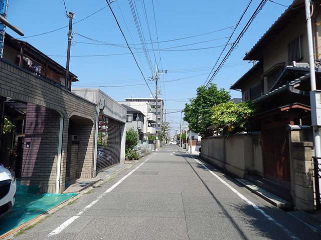 敷地の広い邸宅も多く立ち並んでいます。