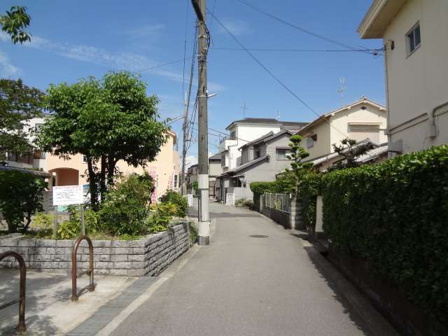 町中に小学校や公園があり、子育て世代に嬉しい立地です。