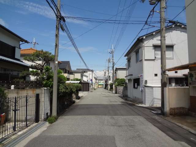 地勢は平坦、県道から一本中に入ると住宅が中心に立ち並ぶ街並みです。