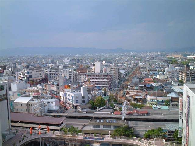 最寄り駅の阪急「塚口」駅遠景。駅周辺には買物施設、銀行、医院、郵便局などの生活施設が多く揃っています。