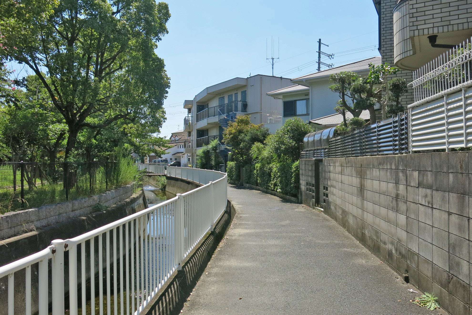 マンションや一戸建てなどが混在する住宅エリア。
