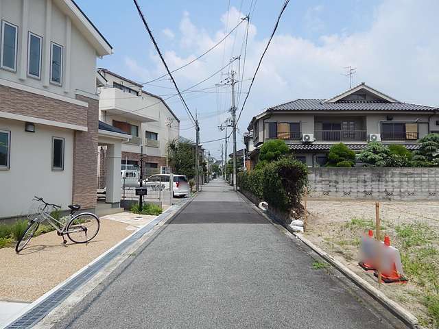 敷地の広い邸宅が立ち並ぶ落ち着いた雰囲気の街並みです。
