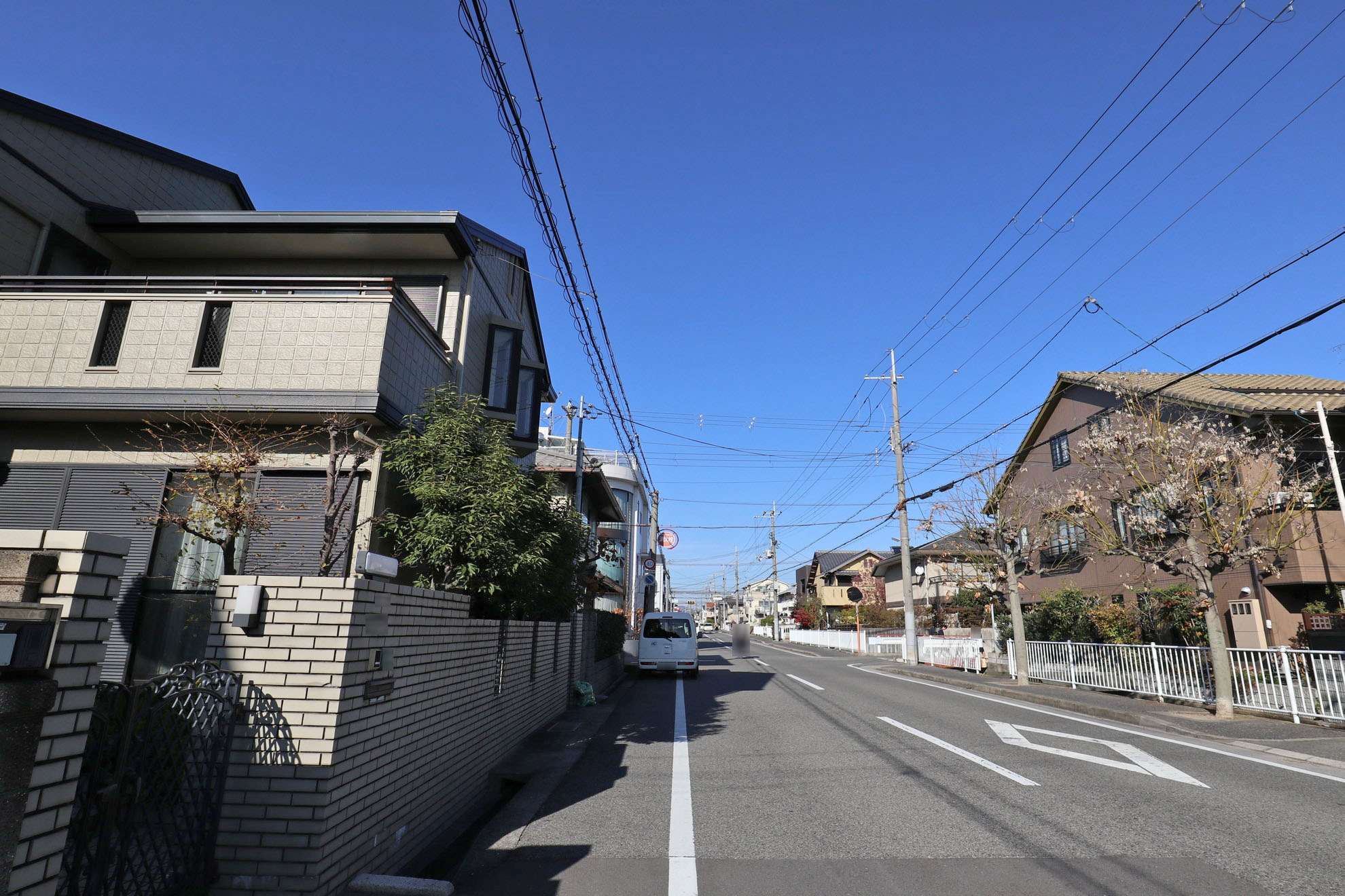 道幅が広くすっきりとした印象の街並みです。