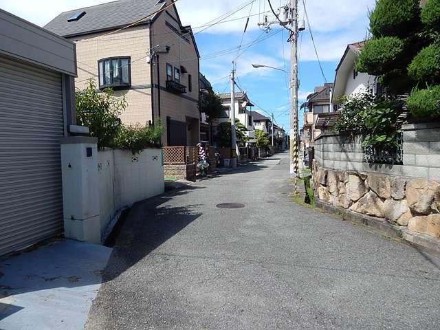 住居系の用途地域に指定され、一戸建てやマンション、ハイツなどが混在しています。