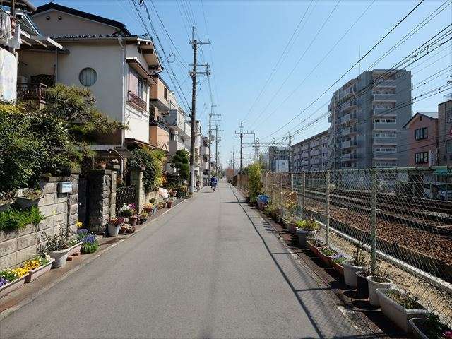 町の南側を阪急神戸線が走っており、線路沿いは電車の音が聞こえます。
