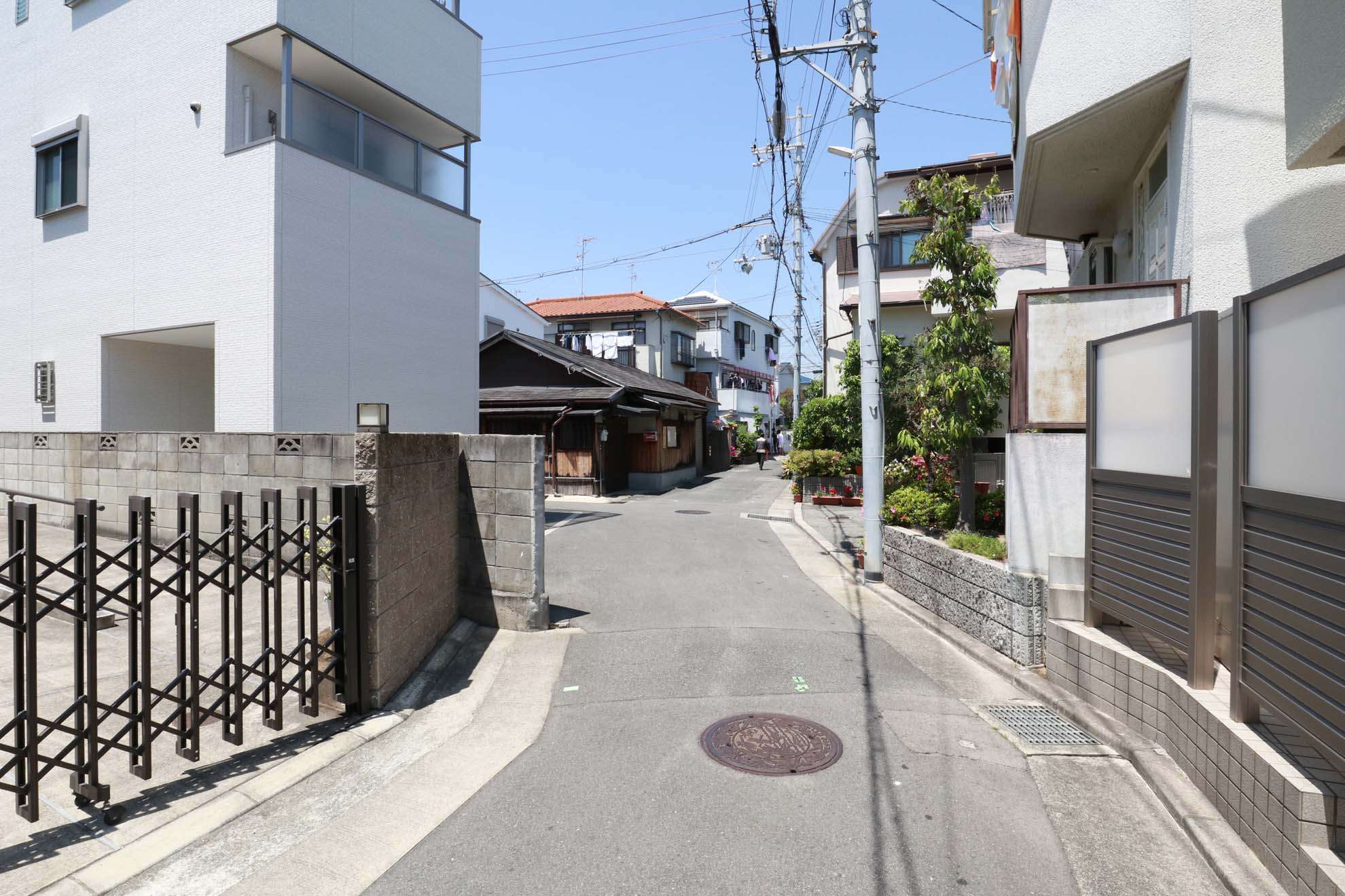 道幅が狭く入り組んでいますが、神社や寺などが点在し木々が多く緑豊かな町です。