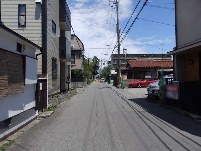 町の全域が住居系の用途地域に指定されており、一戸建てやマンションなどが混在しています。