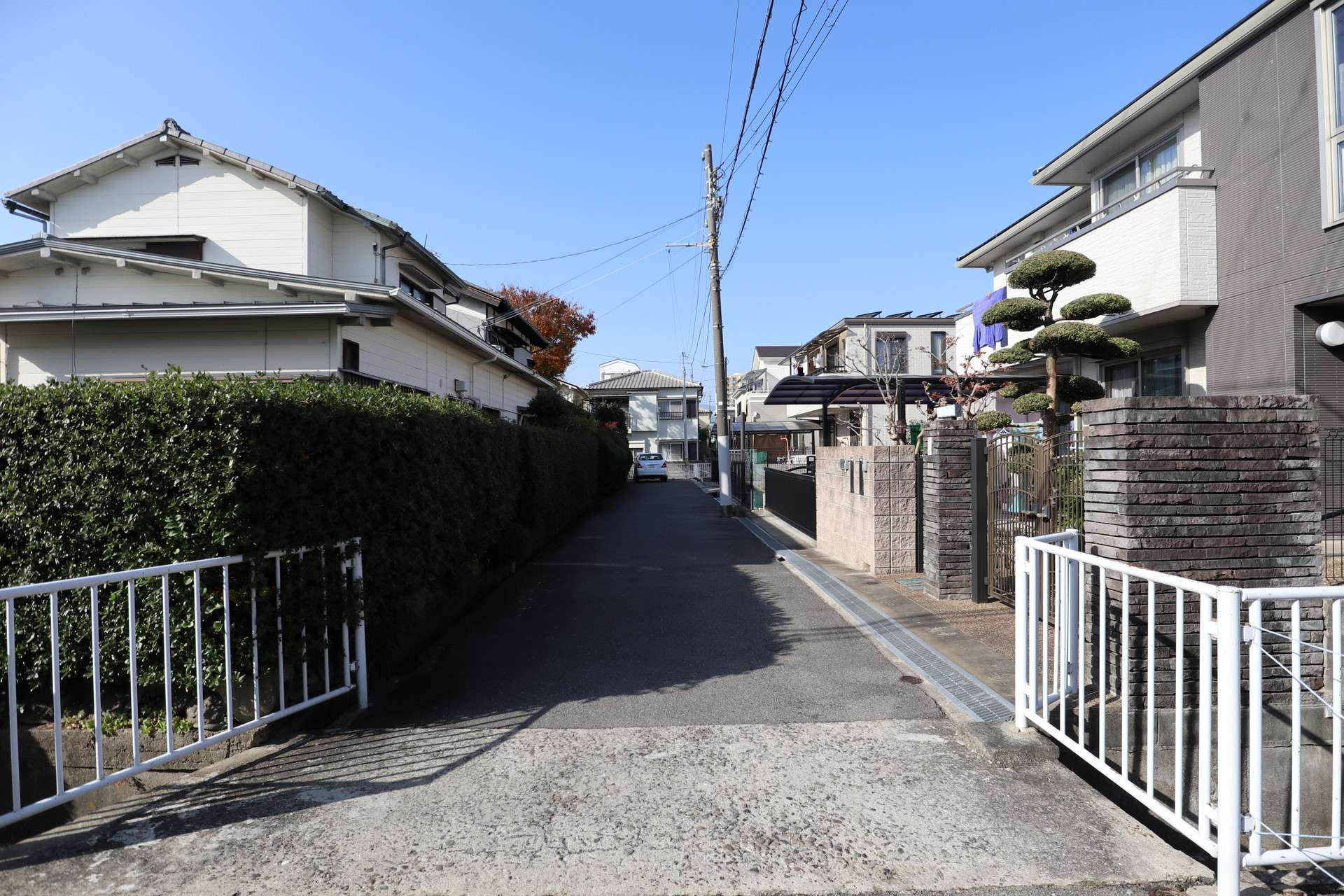 住居系の用途地域に指定され、一戸建てやハイツなどが混在しています。