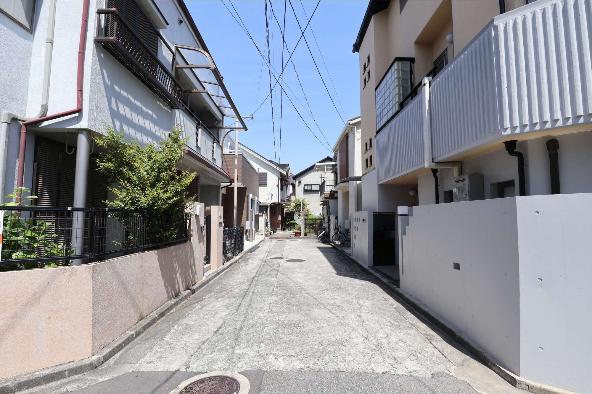 入り組んだ印象の街並みですが、車の通行量が少ない静かな住環境が魅力。