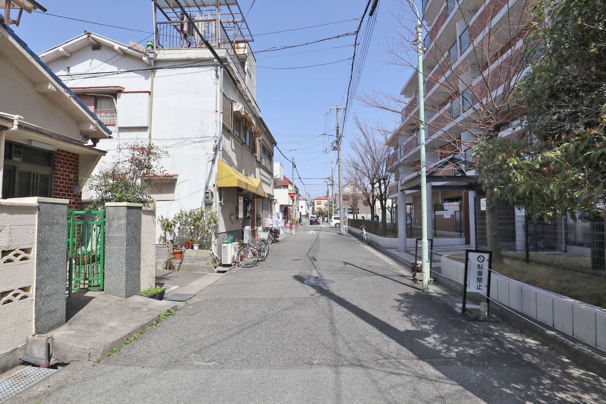 一部道幅の狭い場所もありますが、区画は整っており落ち着いた雰囲気の街並み。