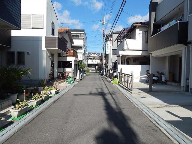 住宅エリアには、一戸建てやマンションなどが中心に立ち並んでいます。