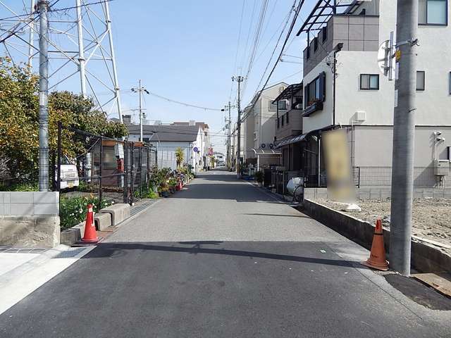 一部道幅が狭くなっている場所もありますが、すっきりした印象の街並み。