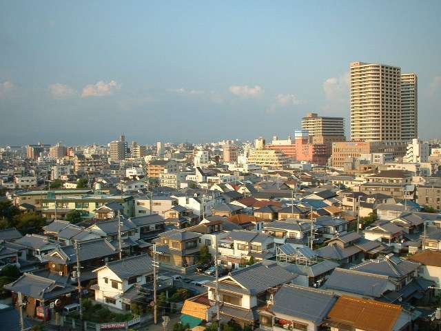 『七松町』遠景。JR立花駅南東側に広がる住宅地