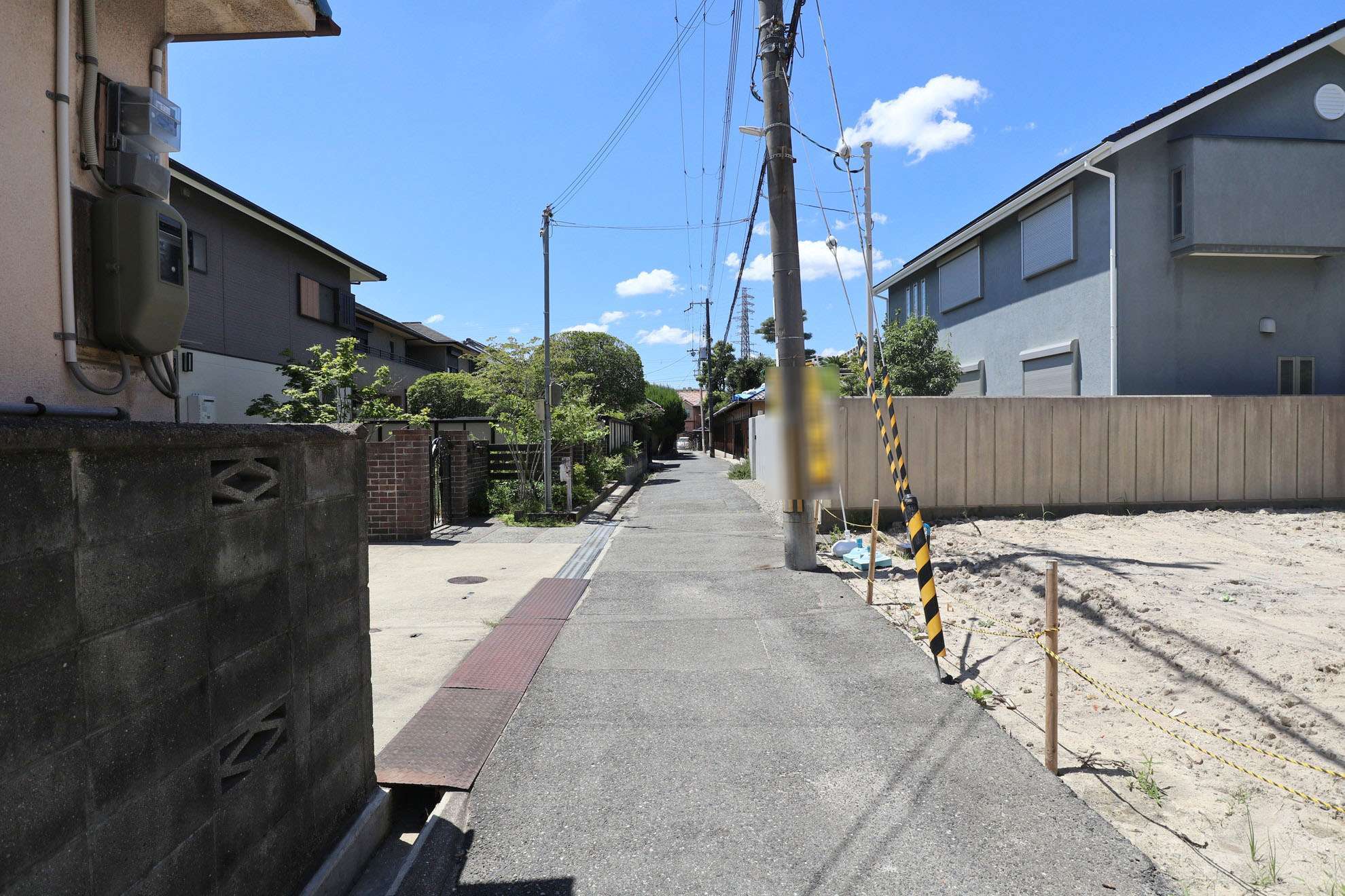 『七松町2丁目』は一戸建てやマンション、店舗などが混在する駅近の町。地勢は平坦です。