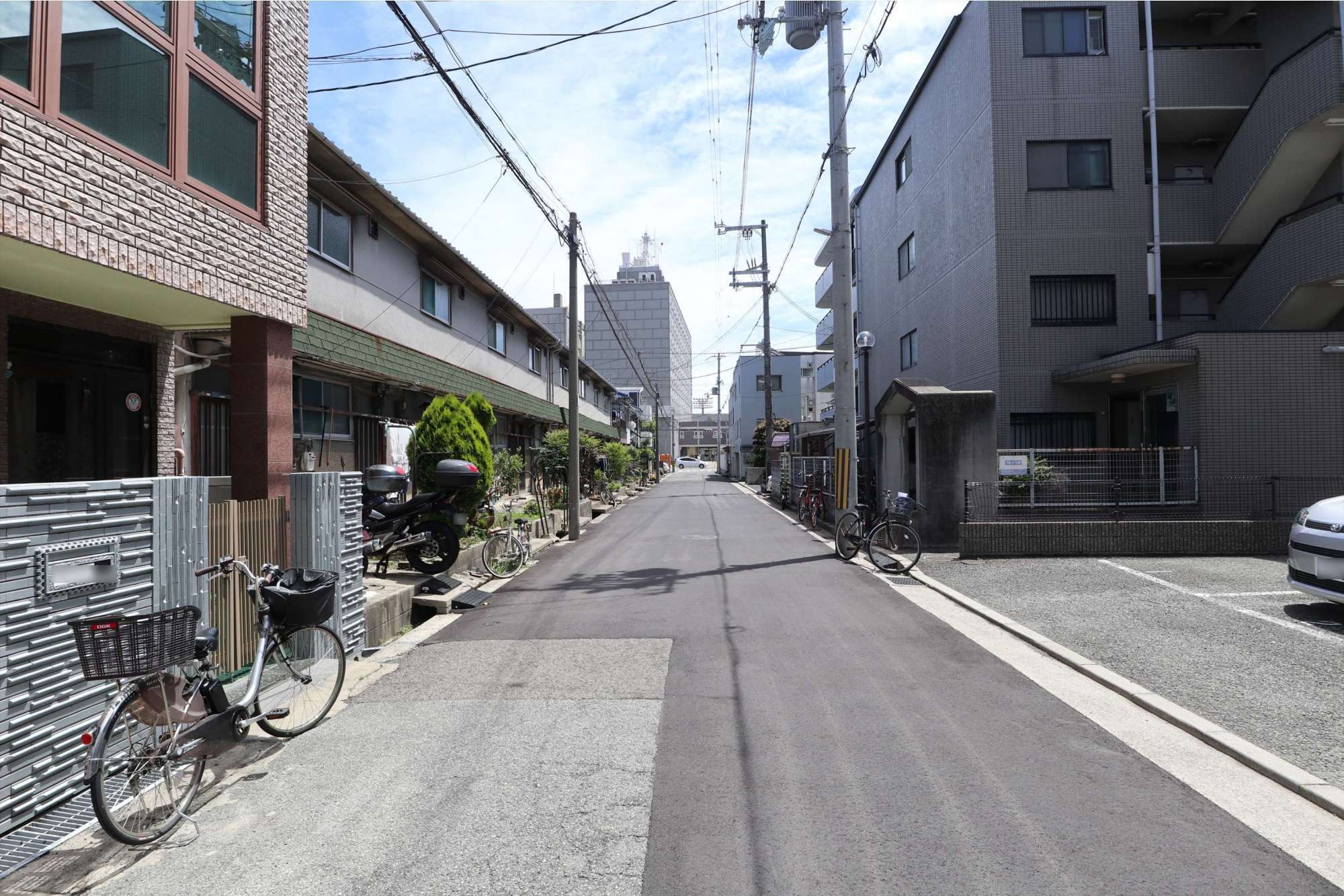 一戸建てやマンション、ハイツなどが混在しています。地勢は平坦。