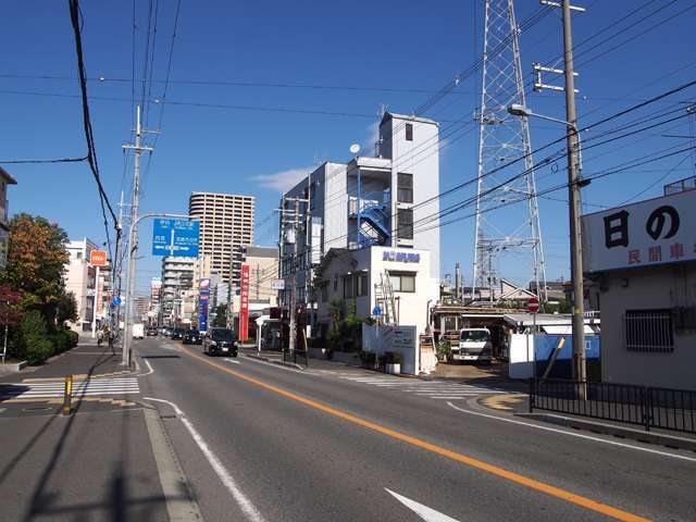 町の西側を走る道意線沿いは第2種住居地域に指定されており、住居の他に店舗や事務所などが立っています。