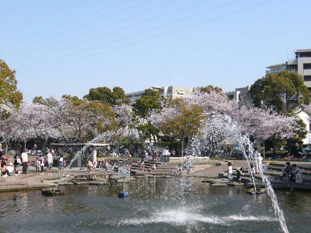 『西武庫公園』。日本で最初に出来た交通公園らしく、幼稚園や小学校の子供がこの公園で交通ルールを学びます。