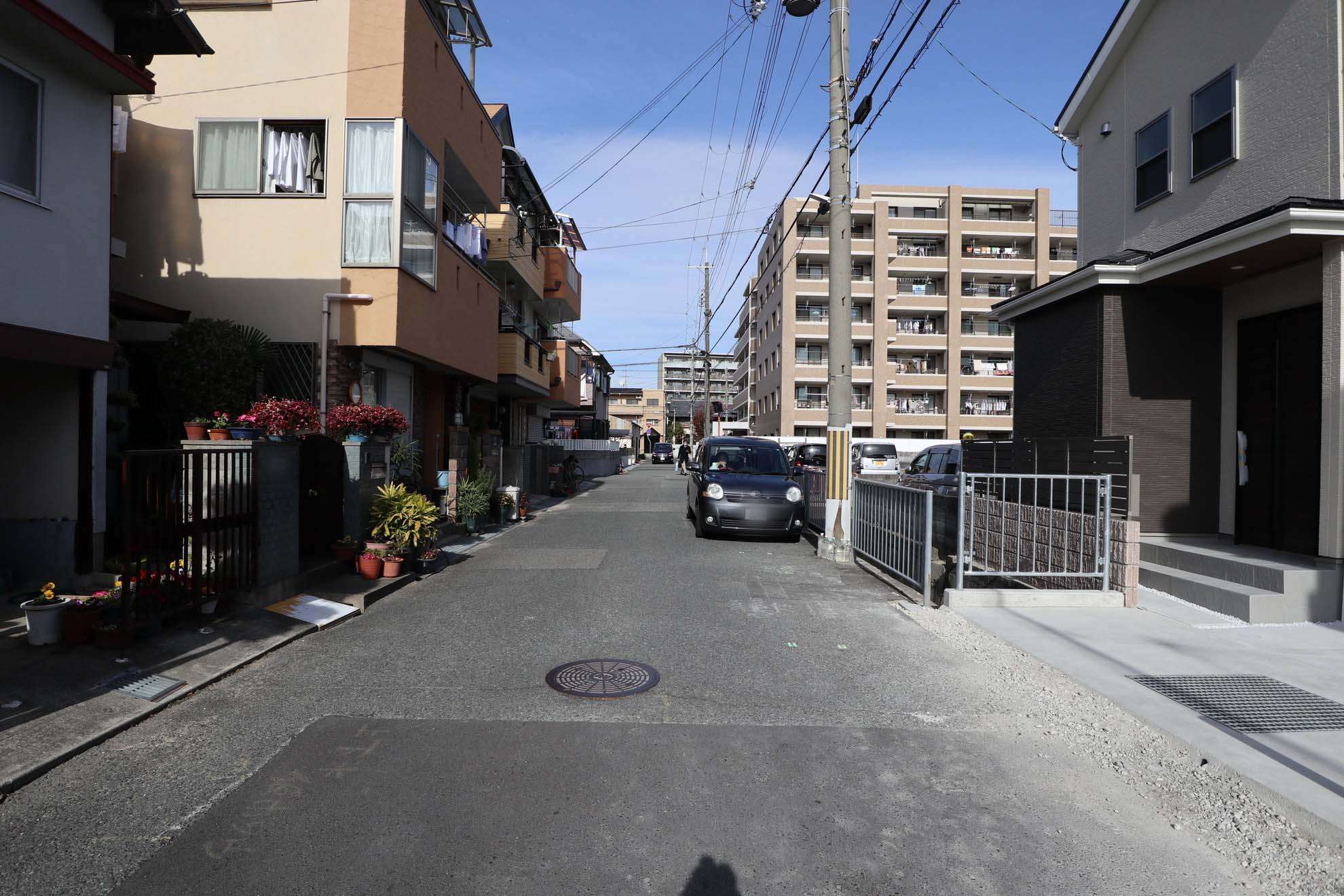 一戸建てやマンションの他に、店舗や事務所など様々な用途の建物が混在しています。