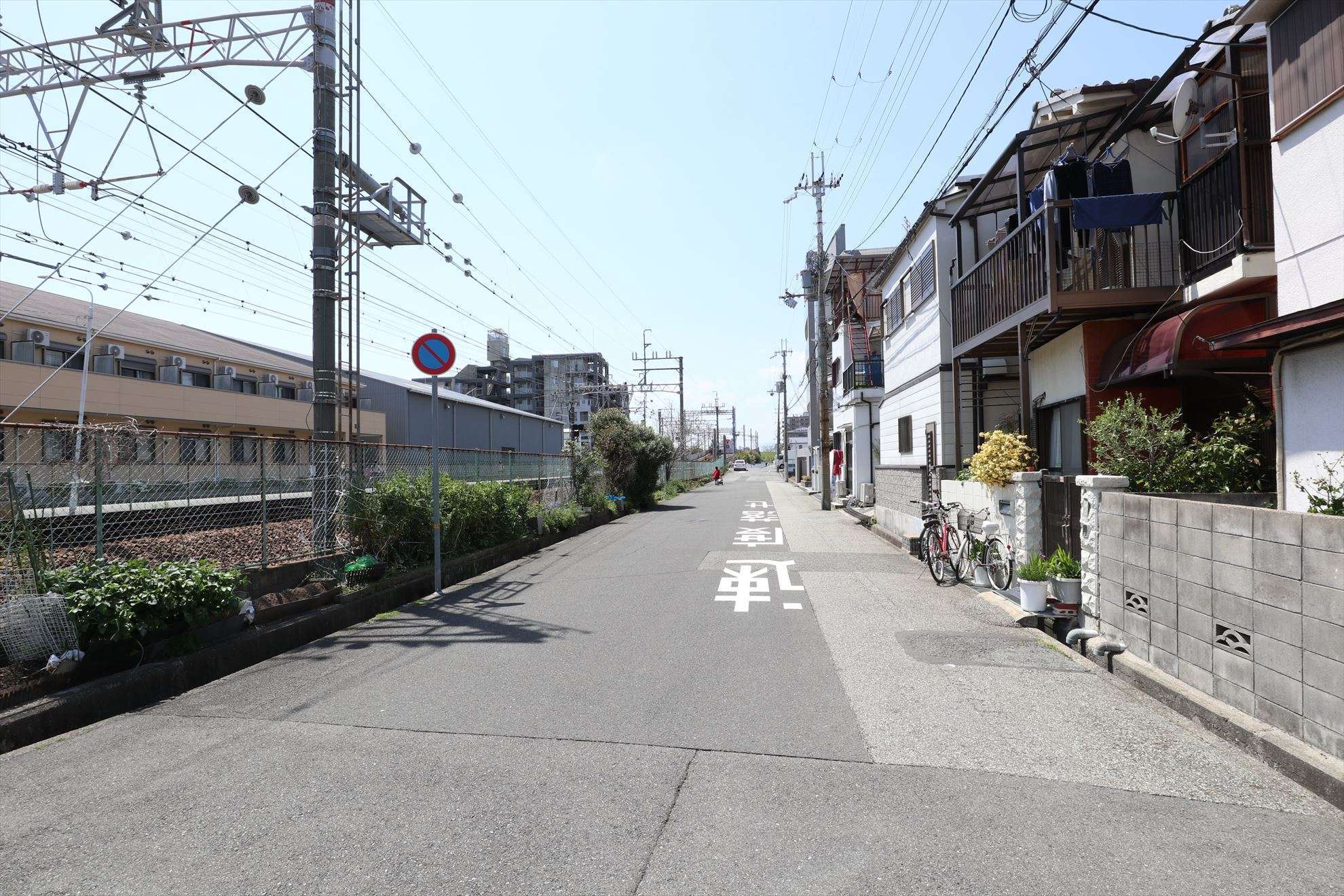 町の南側には阪急神戸線が走っています。