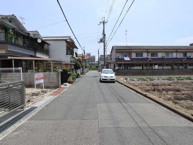 区画の整った街並みで、田畑が点在し、落ち着いた雰囲気です。