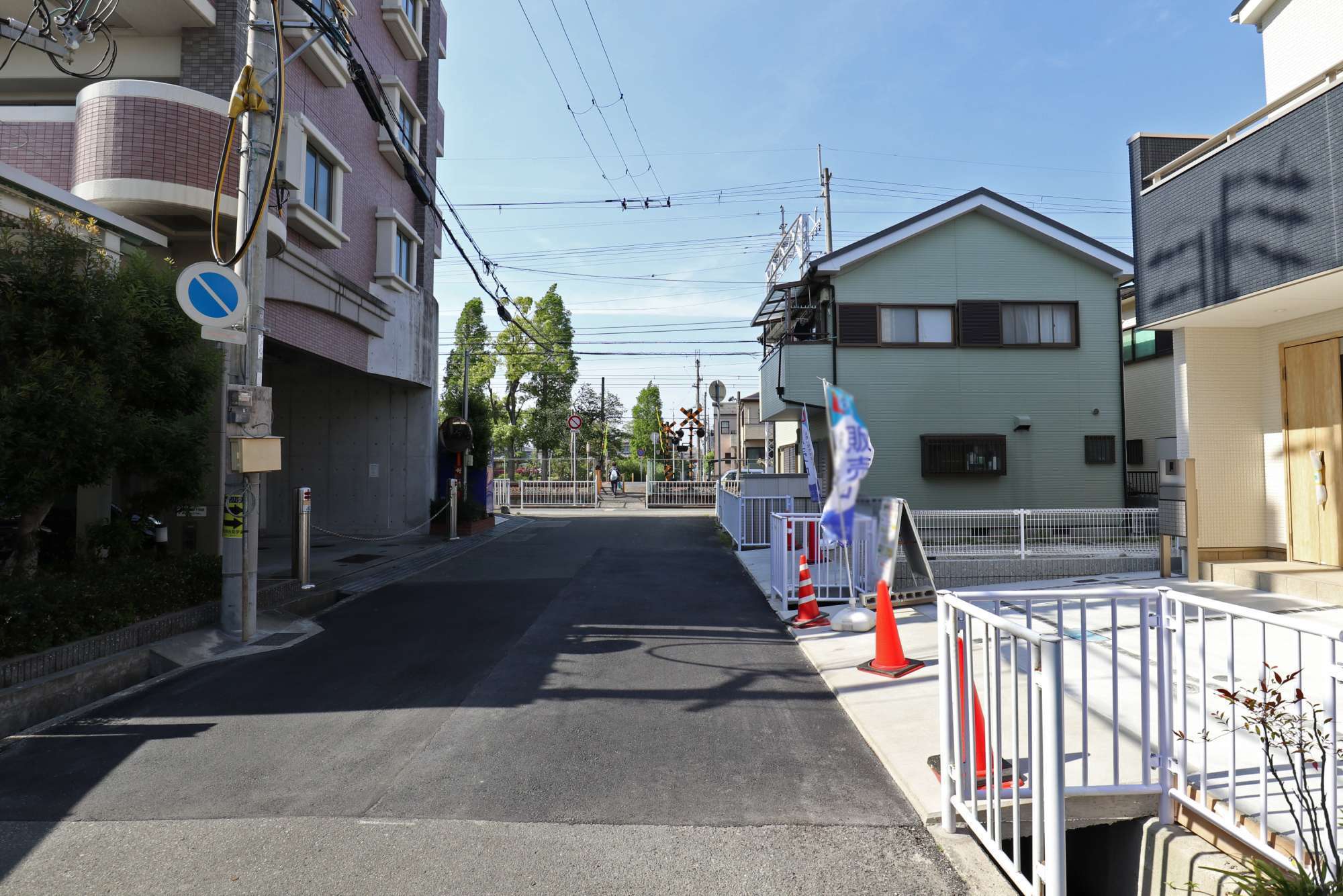 一戸建てや低層マンションなどが中心に立ち並んでいます。