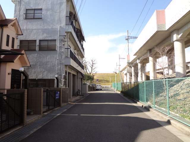 すぐ近くを武庫川が流れており、河川敷はお散歩コースにぴったり。なお町の北側を阪急神戸線の線路が走っています。