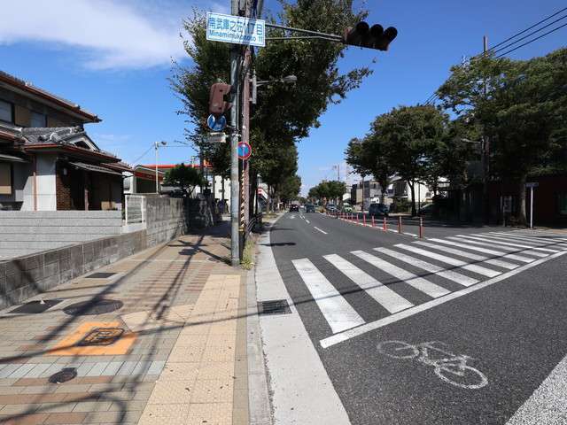 町の南側を山幹通りが走っています。