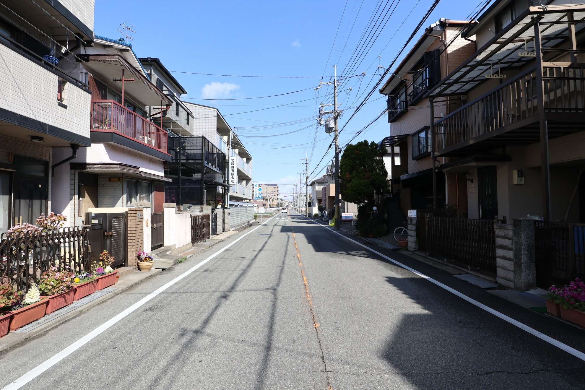 全域が住居地域に指定されており、一戸建てやマンションなどが混在しています。