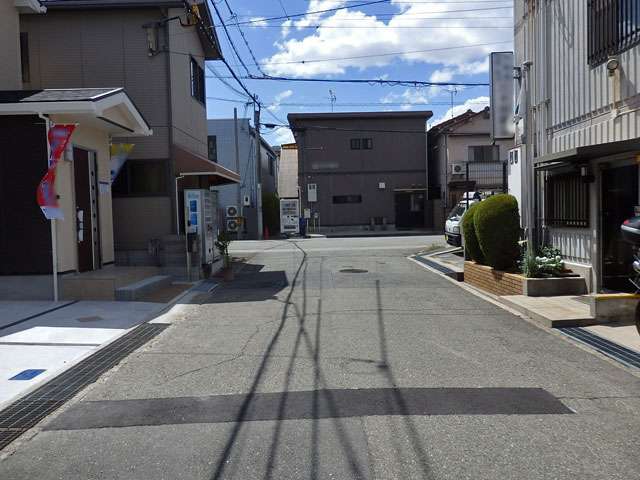 一部道幅が狭く入り組んだ場所もありますが、車の通りが少なく、閑静な住宅地。