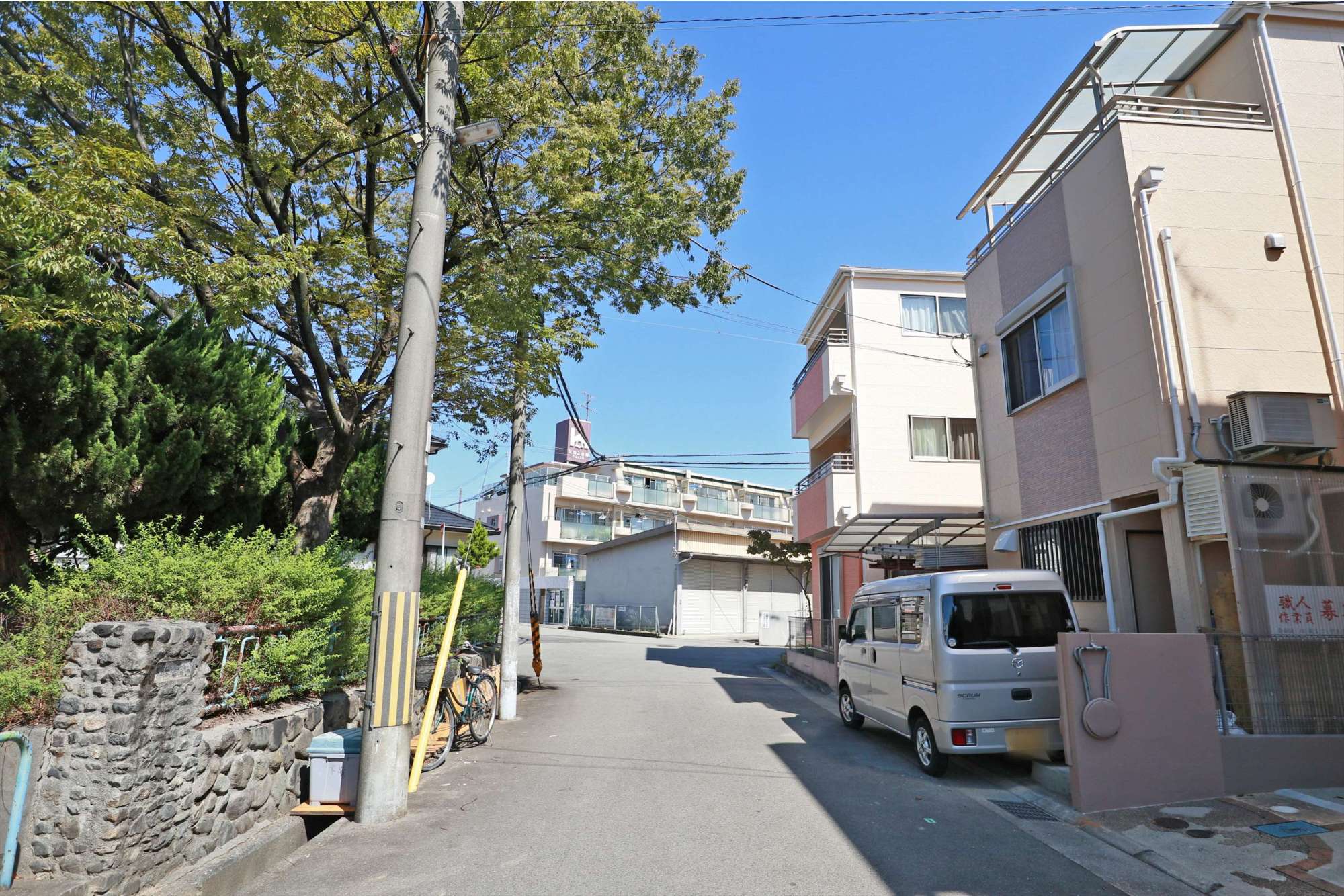 住居系の用途地域に指定され、一戸建てやマンションなどが混在しています。地勢は平坦。