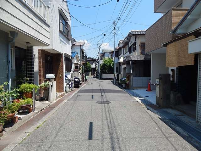 町のほとんどが第1種中高層住居専用地域内で、一戸建てが中心に立ち並んでいます。